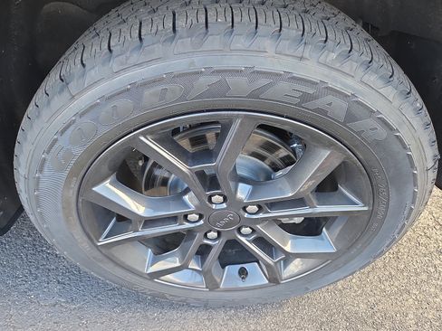 Used 2023 Jeep Grand Cherokee 30th Anniversary AWD/4WD image 11