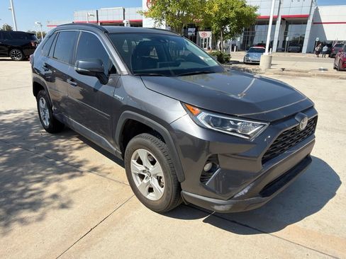 Used 2021 Toyota RAV4 XLE w/ Convenience Package AWD/4WD image 3