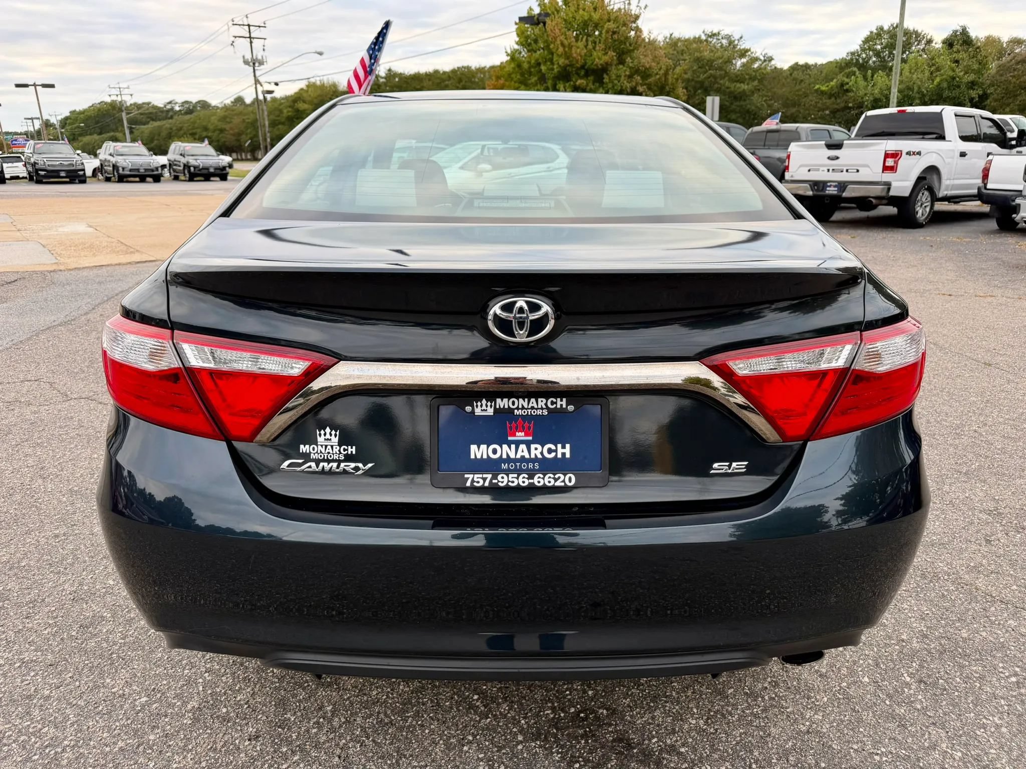 Used 2017 Toyota Camry SE FWD image 4