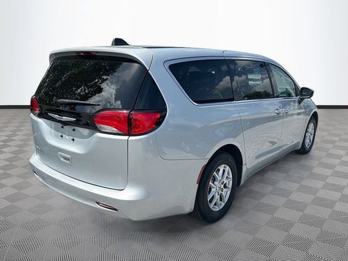 Used 2023 Chrysler Voyager LX image 8
