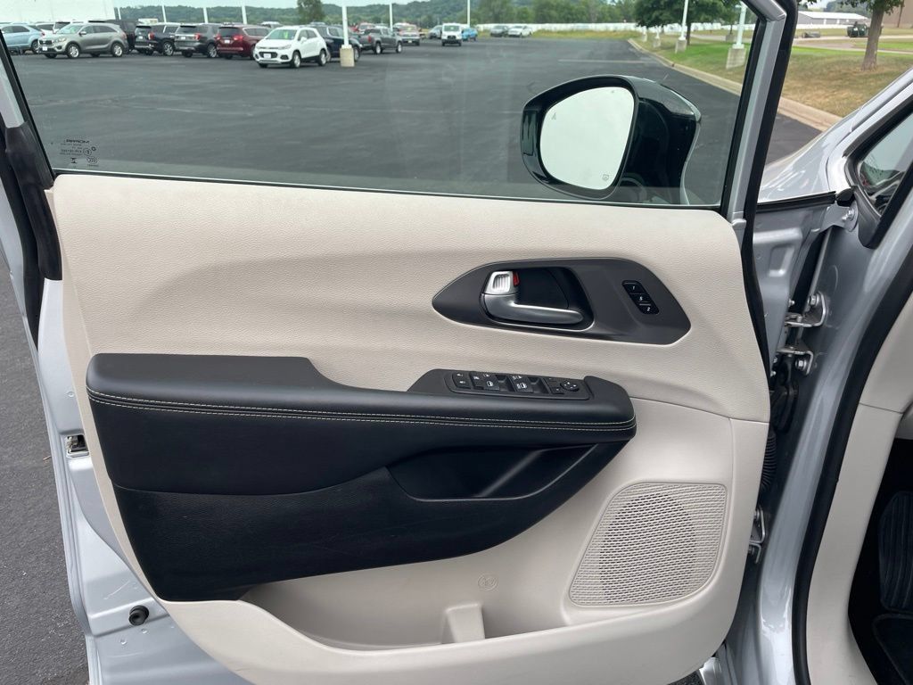 Used 2024 Chrysler Pacifica Touring-L FWD image 14