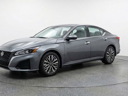 Used 2025 Nissan Altima 2.5 SV FWD image 3