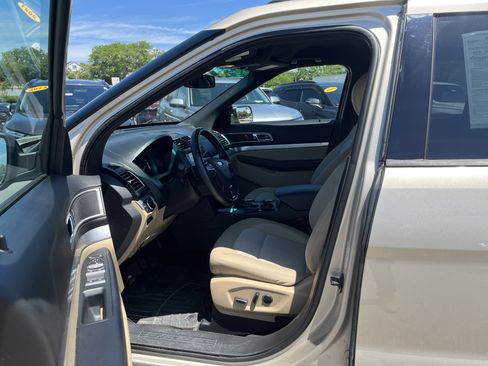 Used 2017 Ford Explorer XLT w/ Equipment Group 201A FWD image 28
