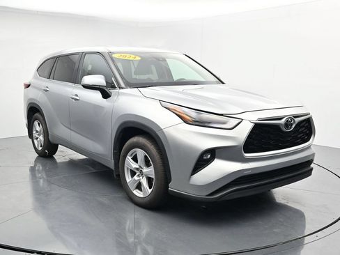 Used 2024 Toyota Highlander LE AWD/4WD image 2