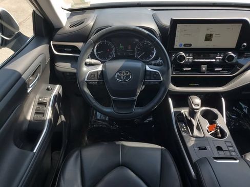 Used 2023 Toyota Highlander XLE FWD image 17
