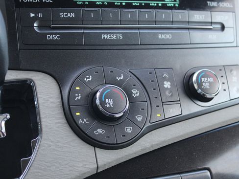 Used 2011 Toyota Sienna LE image 32