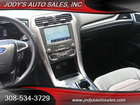 Used 2020 Ford Fusion SE FWD image 7