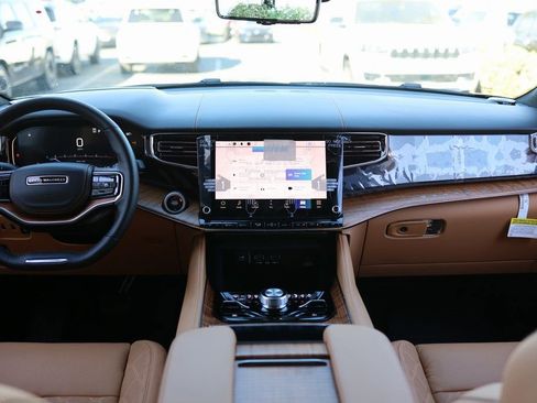 Used 2023 Jeep Grand Wagoneer Series III image 14