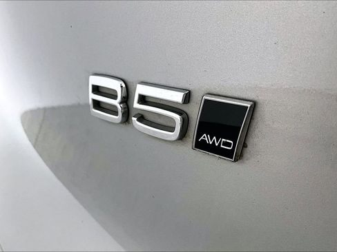 Certified 2023 Volvo XC40 B5 Plus image 42