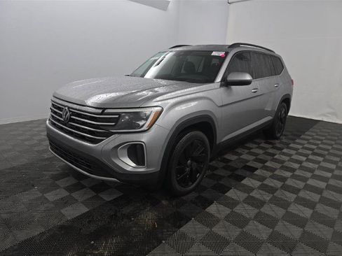 Used 2025 Volkswagen Atlas SE w/ Black Wheel Package image 2