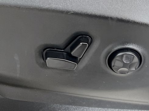 Used 2024 Chrysler Pacifica Touring-L FWD image 15