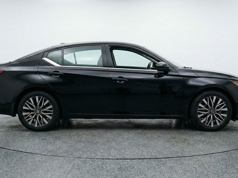 Used 2025 Nissan Altima 2.5 SV image 11