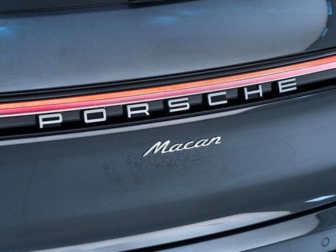 Certified 2025 Porsche Macan AWD/4WD image 13