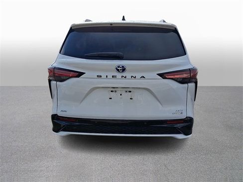 Used 2023 Toyota Sienna XSE w/ XSE Plus Package image 5