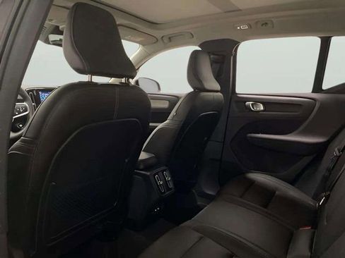 Used 2025 Volvo XC40 B5 Plus image 19