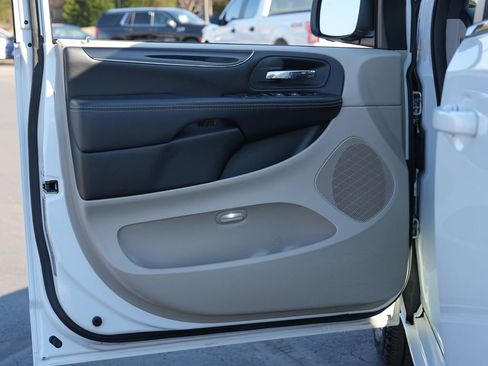 Used 2020 Dodge Grand Caravan SXT w/ Rear Park Assist Package FWD image 14