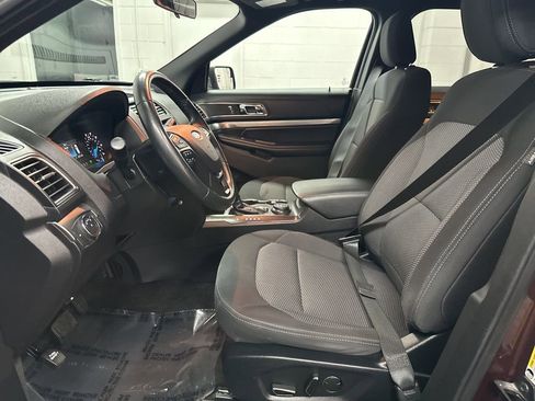 Used 2018 Ford Explorer XLT image 18