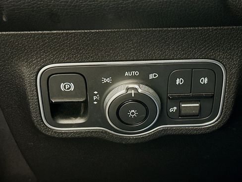 Used 2025 Mercedes-Benz GLB 250 4MATIC image 17