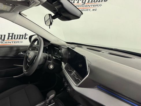 Used 2025 Chevrolet Trax LS w/ LS Convenience Package image 31