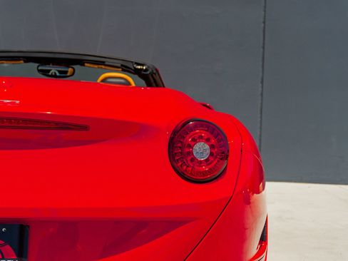 Used 2016 Ferrari California T RWD image 38