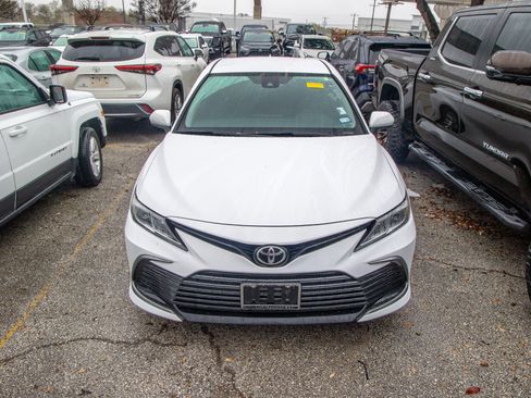 Used 2023 Toyota Camry LE image 5
