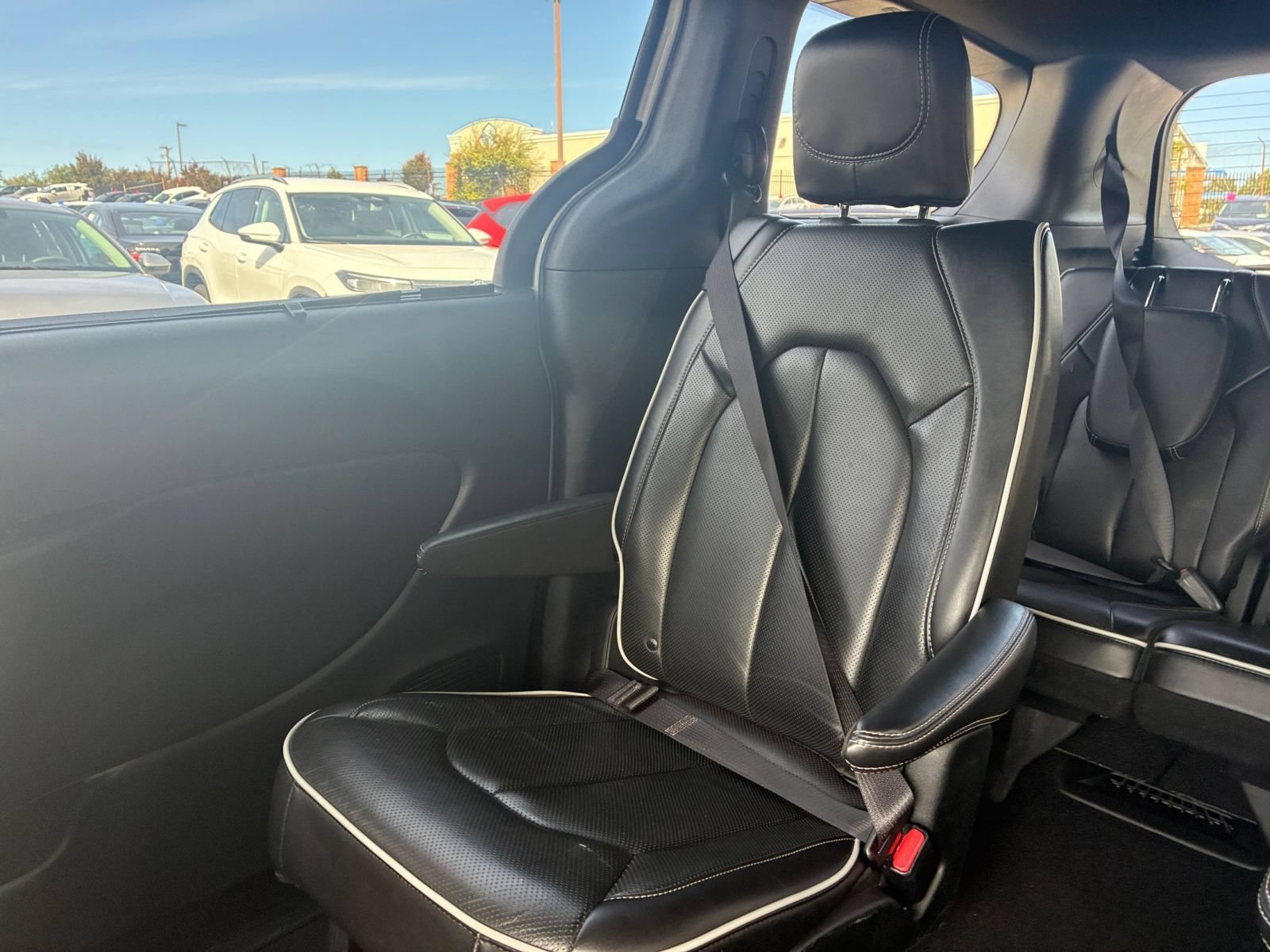 Used 2025 Chrysler Pacifica Limited FWD image 35