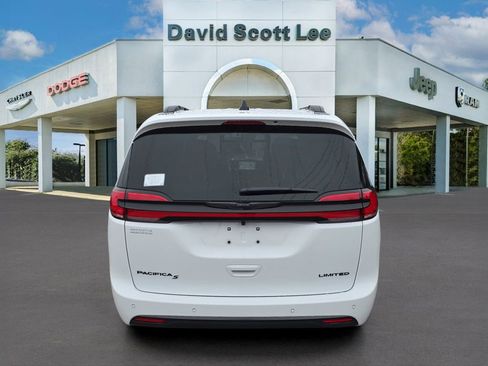 New 2026 Chrysler Pacifica Limited w/ Uconnect Theater Family Group image 6