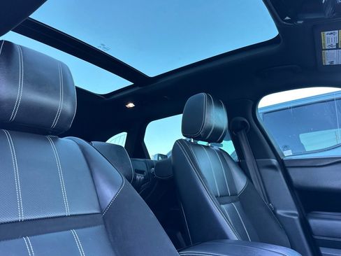 Used 2019 Land Rover Range Rover Velar R-Dynamic SE image 18