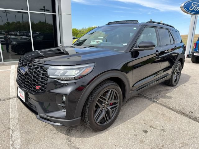 Used 2025 Ford Explorer ST AWD/4WD image 3