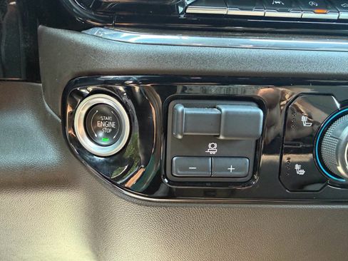 Used 2025 Chevrolet Silverado 1500 LT AWD/4WD image 39