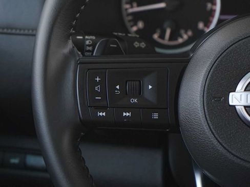 Used 2025 Nissan Pathfinder SV w/ Black Appearance Package FWD image 17