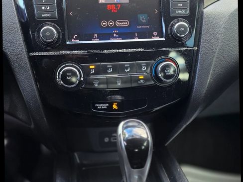 Used 2019 Nissan Rogue Sport S image 12