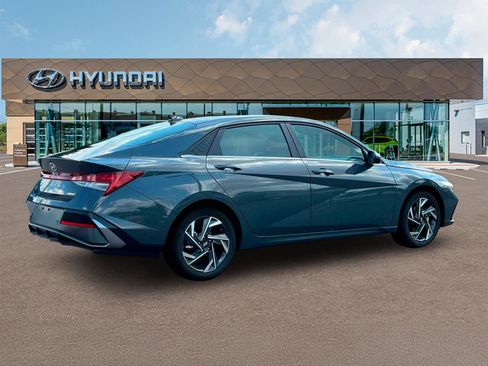 Used 2025 Hyundai Elantra Limited w/ Cargo Package FWD image 8