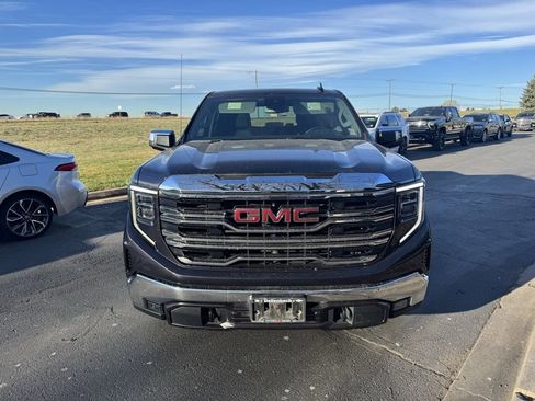 Used 2022 GMC Sierra 1500 SLT image 2