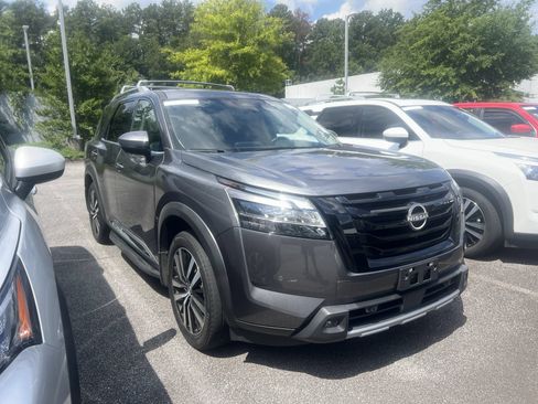 Certified 2024 Nissan Pathfinder Platinum w/ Black Appearance Package AWD/4WD image 6