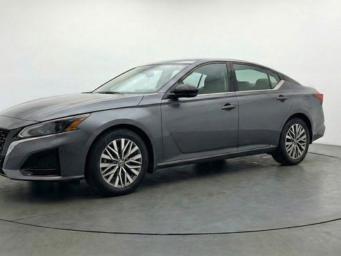 Used 2025 Nissan Altima 2.5 SV image 3