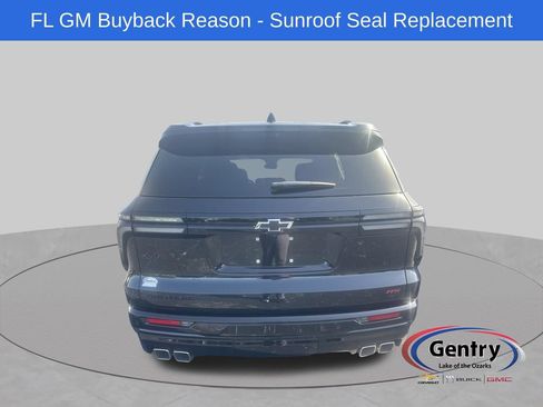 Used 2025 Chevrolet Traverse RS FWD image 3