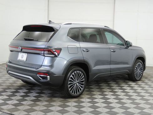 Used 2025 Volkswagen Taos SE w/ Panoramic Sunroof Package FWD image 5