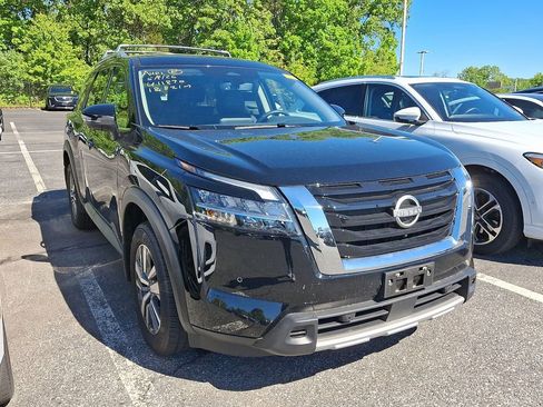 Used 2024 Nissan Pathfinder SL AWD/4WD image 3