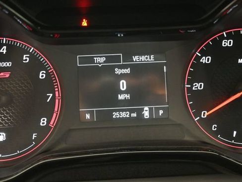 Used 2025 Chevrolet Trax RS w/ Sunroof Package FWD image 18