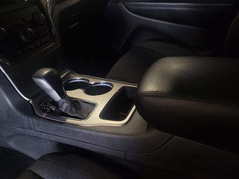 Used 2018 Jeep Grand Cherokee Laredo AWD/4WD image 26