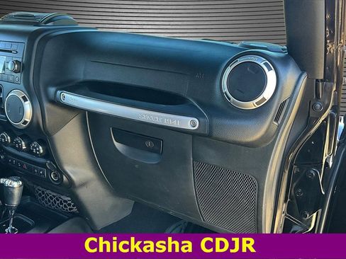 Used 2017 Jeep Wrangler Unlimited Rubicon w/ Connectivity Group image 24