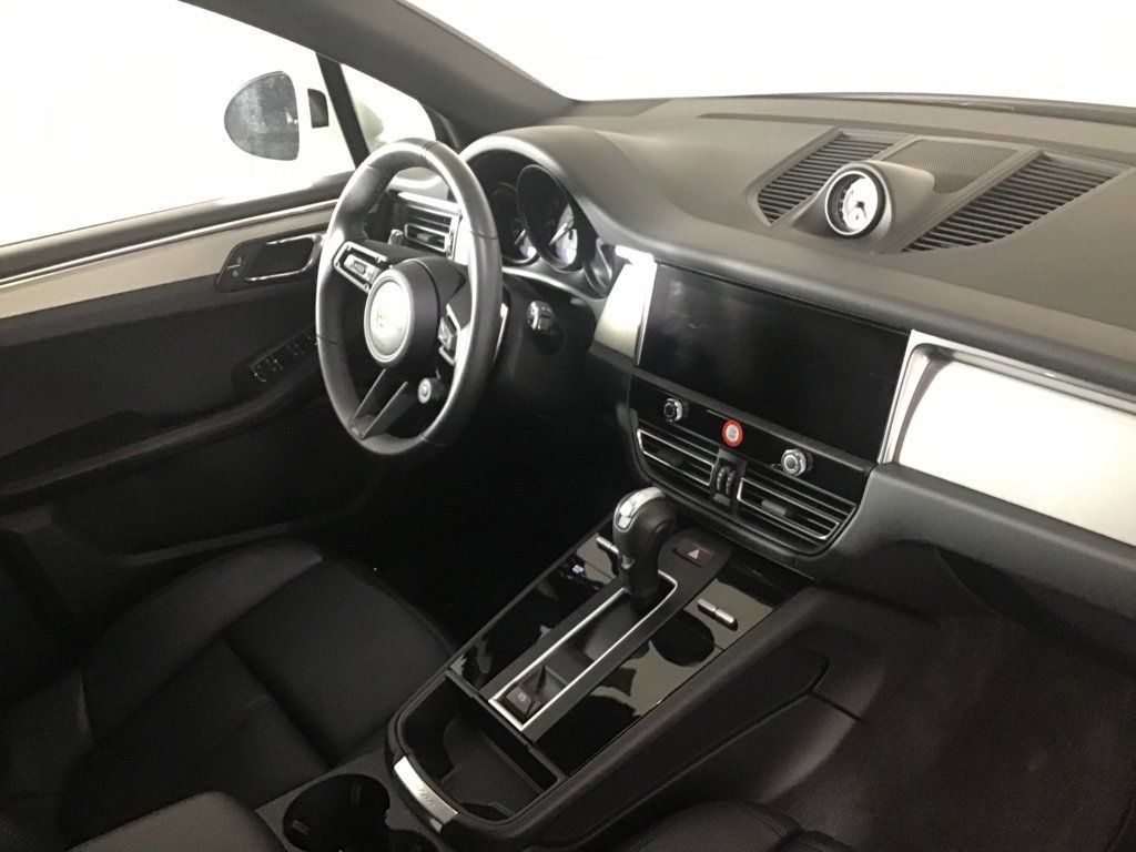 Certified 2026 Porsche Macan AWD/4WD image 19