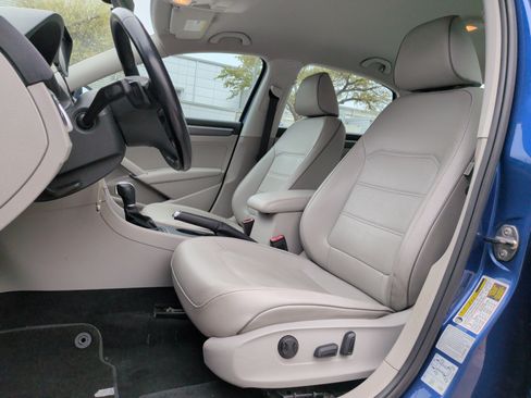 Used 2017 Volkswagen Passat 1.8T R-Line w/ R-Line Lighting Package image 17