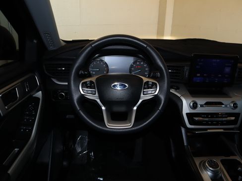 Certified 2023 Ford Explorer XLT RWD image 24