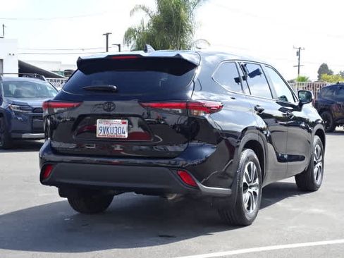 Used 2025 Toyota Highlander XLE FWD image 13