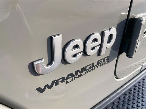 Used 2020 Jeep Wrangler Unlimited Sahara AWD/4WD image 31