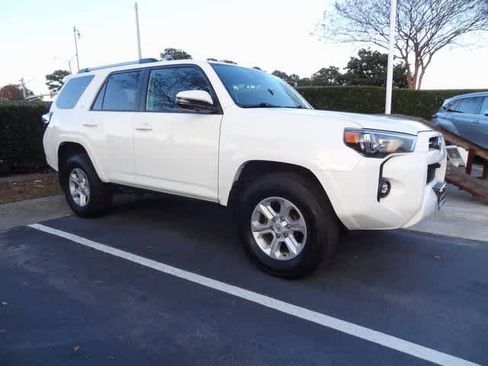 Used 2022 Toyota 4Runner SR5 Premium image 4