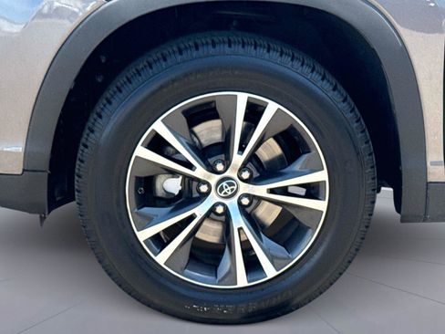 Used 2019 Toyota Highlander LE FWD image 11