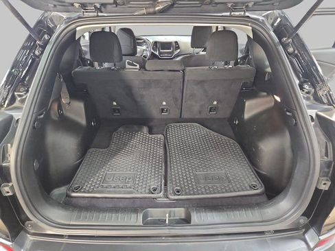 Used 2019 Jeep Cherokee Latitude w/ Cold Weather Group image 14